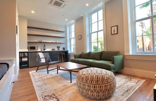 Old Town Alexandria Apartamento | The Royal Suite at Prince Street Inn