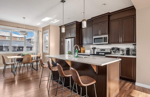 Calgary Casa | The Royal YYC - 10 min to Airport - 1.5hr to Banff