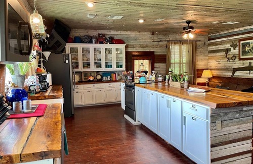 Mart Casa | The Rustic Hideaway - Pool & 2 Hot Tubs!