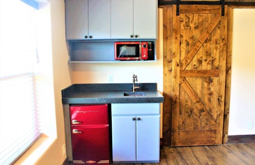 Cross Mountain Casa | The Rustic Inn- Family friendly, Near Fiesta Texas