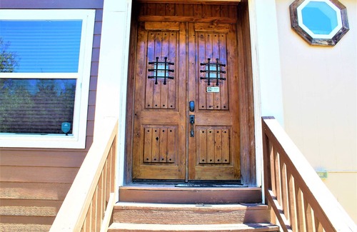 Cross Mountain Casa | The Rustic Inn- Family friendly, Near Fiesta Texas