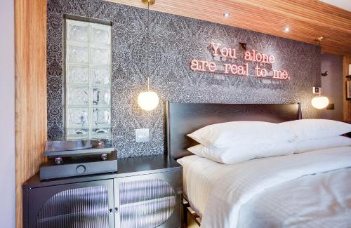 Newport Hotel | The Salome - ADA Accessible at The Louie Boutique Motel, Walk to Everything! Dog Friendly!