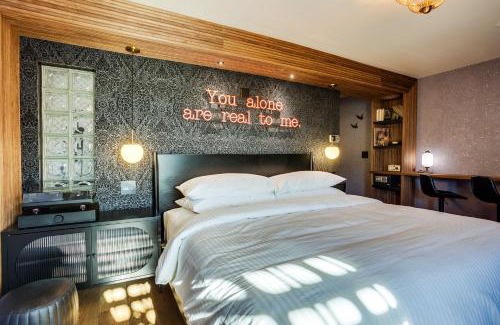 Newport Hotel | The Salome - ADA Accessible at The Louie Boutique Motel, Walk to Everything! Dog Friendly!