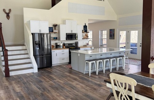 Cub Run Casa | The Salty Dog! 5 Bd/4 Bath Lake House, Hot Tub, Perfect for Families & Groups