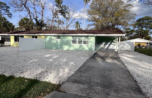 Port Richey Cabaña | "The Salty Lime" Walk to Restaurant/bars, park.