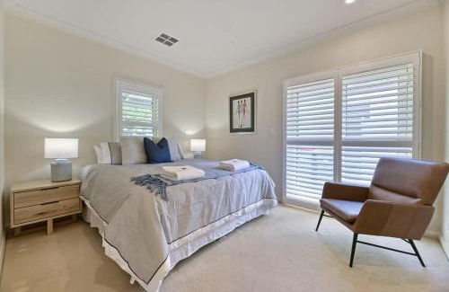 Orange Apartamento | The Sampson Haven - Luxe CBD Getaway, Dog Friendly