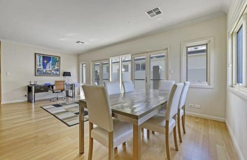 Orange Apartamento | The Sampson Haven - Luxe CBD Getaway, Dog Friendly