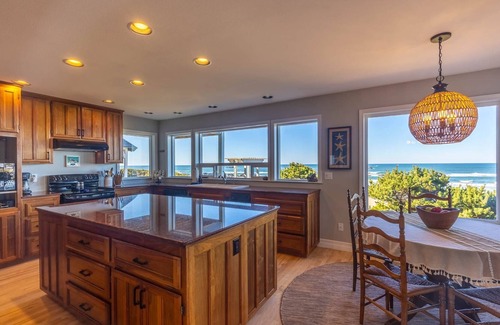 Seal Rock Casa | The Sanctuary at Seal Rock, Sleeps 8, Pet Friendly, Oceanfront, Hot Tub, BBQ, Beach Access