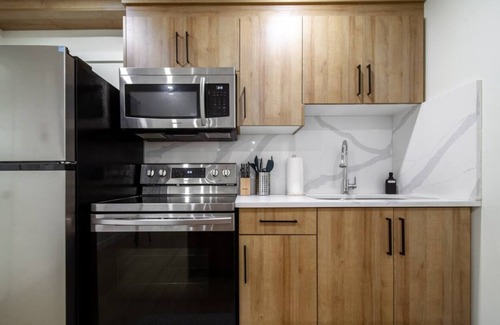Jasper Place Condominio | The Sanctuary Suite Near Rogers and WEM WiFi