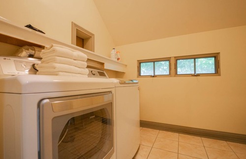 Miller Beach Otro | The Sandcastle, Hot Tub Open Year Around, Fire Pit, Walk to the Beach