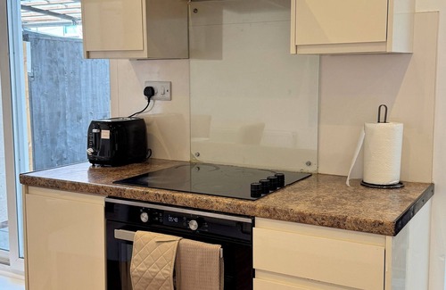 Cribbs Causeway Casa | The Sandstone Stay l Cosy Central Location 5 mins from Southmead Hospital