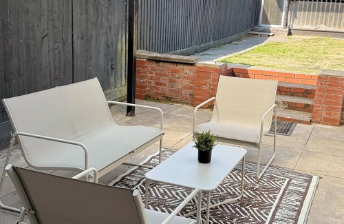 Cribbs Causeway Casa | The Sandstone Stay l Cosy Central Location 5 mins from Southmead Hospital