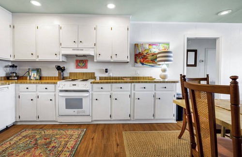 Edisto Island Casa | The Sandy Pineapple! Direct Edisto Beach oceanfront with 4 bedrooms and 2 baths