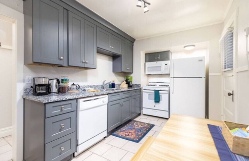Lower Avenues Apartamento | The Sapphire Suite - Downtown Historic Aves Apt