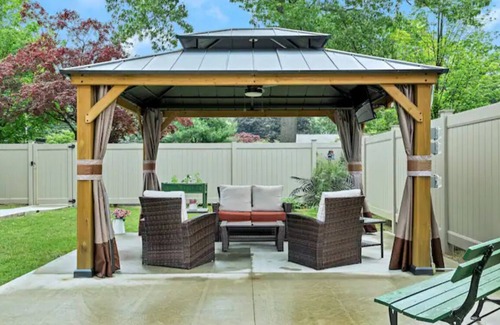Saratoga Springs Apartamento | The Saratoga Hideaway|Gazebo|Short Walk to Track