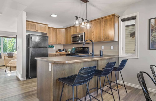 Sylvan Lake Casa | The Saturday | Sylvan Lake Stay | BBQ, Games & TV!