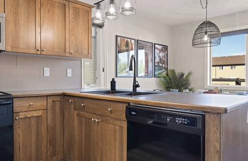 Sylvan Lake Casa | The Saturday | Sylvan Lake Stay | BBQ, Games & TV!