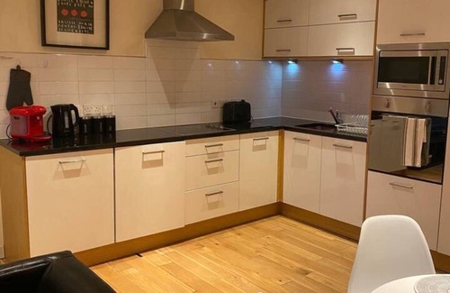 Hull Apartamento | THE Sawmill Glossy Sleek Peaceful City Centre red