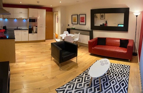 Hull Apartamento | THE Sawmill Glossy Sleek Peaceful City Centre red