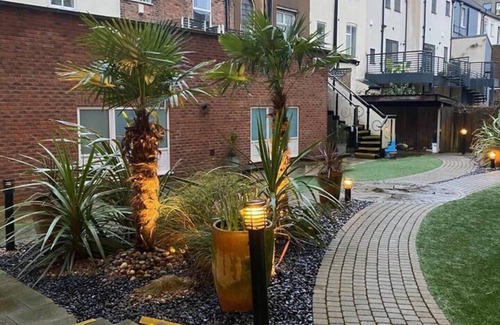 Hull Apartamento | THE Sawmill Glossy Sleek Peaceful City Centre red