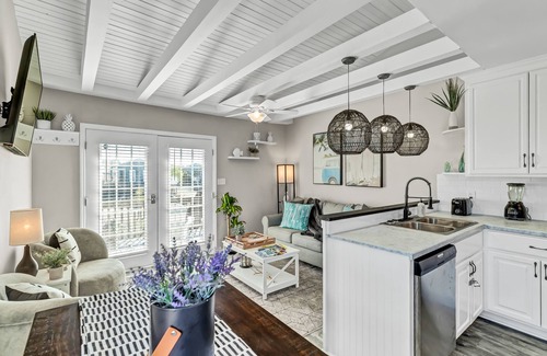 Sneads Ferry Casa | The Scooby Shack-A fully remodeled home with private neighborhood beach access!