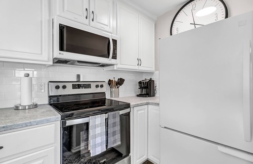 Sneads Ferry Casa | The Scooby Shack-A fully remodeled home with private neighborhood beach access!