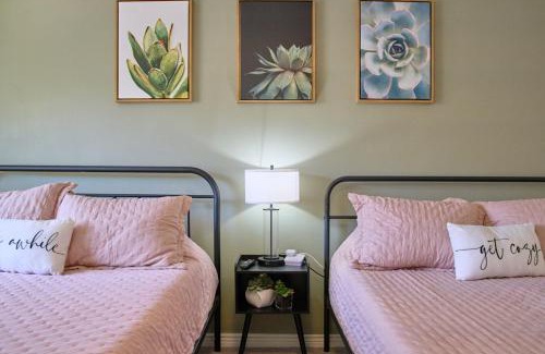 Fashion Square Apartamento | The Scott Getaway - Walkable to Old Town, remodeled space, heated pool!