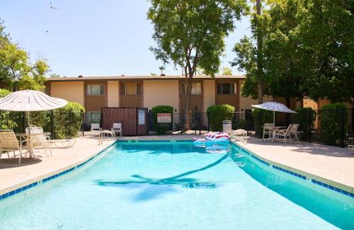 Fashion Square Apartamento | The Scott Getaway - Walkable to Old Town, remodeled space, heated pool!