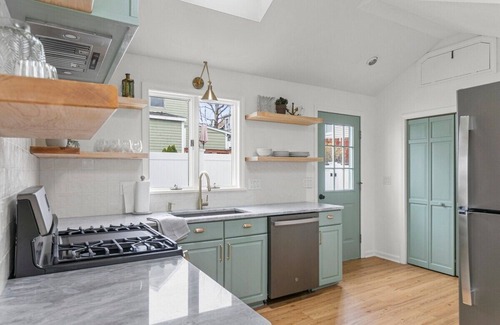 Onset Casa | The Seafoam House: Steps to beach and village!