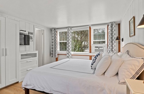 Eastham Casa | The Seagrove Suites & Guest Rooms