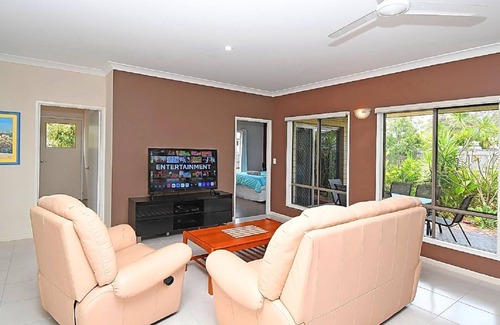Pialba Casa | The Seahaven Spacious gorgeous home or somewhere to park your Boat/Jetski's.