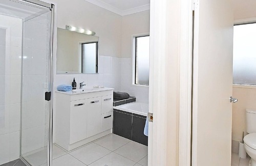 Pialba Casa | The Seahaven Spacious gorgeous home or somewhere to park your Boat/Jetski's.