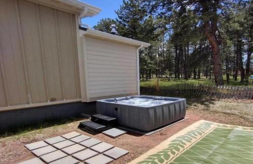 Woodland Park Apartamento | The Secret Mountain Retreat w/Views + Yard + BBQ