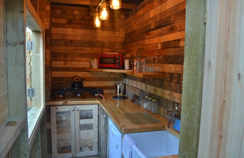 Kilkhampton Cabina | The Secret Roundhouse - En-suite glamping sleep 2 with hot tub close to beaches