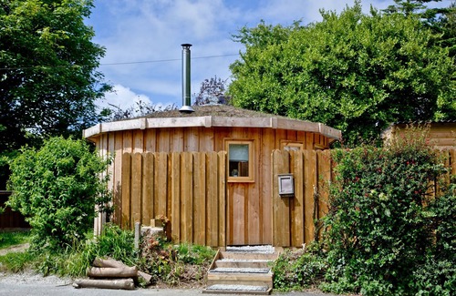 Kilkhampton Cabina | The Secret Roundhouse - En-suite glamping sleep 2 with hot tub close to beaches