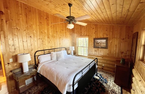 Stone Lake Cabina | The Seven Oaks Lodge - The perfect north woods experience awaits you.