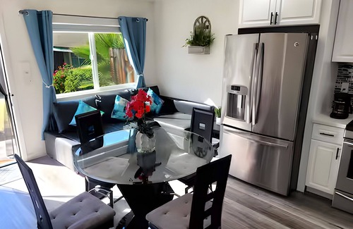 Riverside Apartamento | The Shalimar Casita, Fits 6 Guests, Smart Tvs, Remodeled Unit, Full Size Kitchen