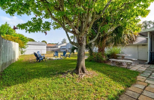 Holly Hill Casa | The Shark Shack-pet friendly, huge yard and ping pong