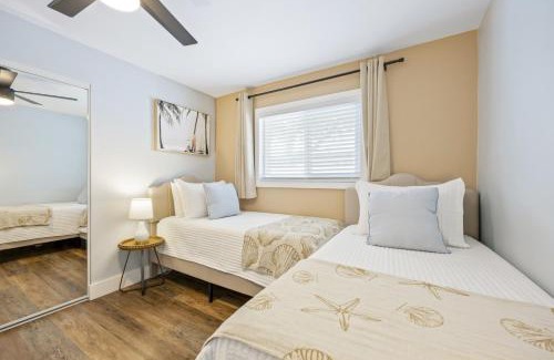 Cocoa Beach Apartamento | The Shark Tank Cocoa Beach - Coastal Modern, Downtown, 5-Min Walk to Beach, Shops & Bars