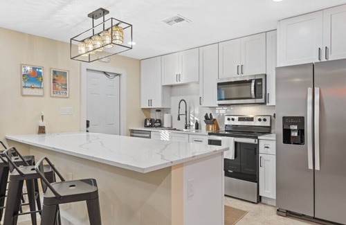 Cocoa Beach Apartamento | The Shark Tank: TownCenter, Walk to Ocean, Bars, Shops & Downtown Cocoa Beach