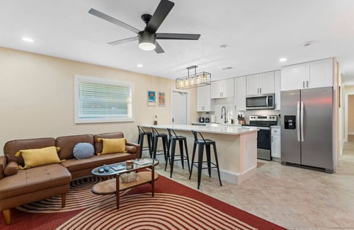 Cocoa Beach Apartamento | The Shark Tank: TownCenter, Walk to Ocean, Bars, Shops & Downtown Cocoa Beach