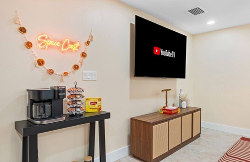 Cocoa Beach Apartamento | The Shark Tank: TownCenter, Walk to Ocean, Bars, Shops & Downtown Cocoa Beach
