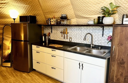 Alexander Casa | The Shell Dome ~Sauna ~Outdoor Shower ~Mtn Views ~Movie Projector ~Labyrinth