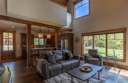 Elk Park Cabina | The Sheltered Elk- Nueva construcción, Eagles Nest Amenities, pequeño arroyo