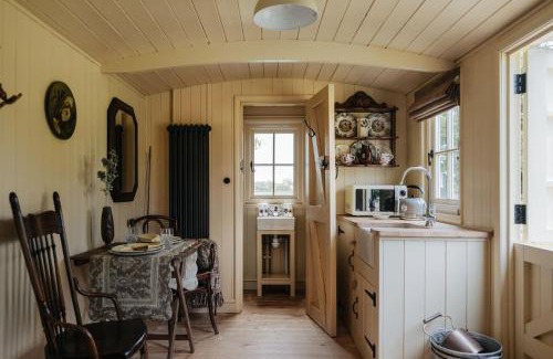 Great Yarmouth Casa | The Shepherds Huts & The Well Lodge at Ormesby Manor
