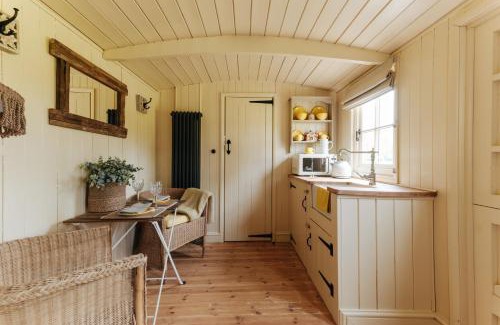 Great Yarmouth Casa | The Shepherds Huts & The Well Lodge at Ormesby Manor