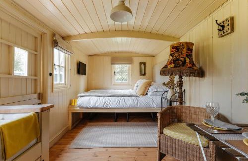 Great Yarmouth Casa | The Shepherds Huts & The Well Lodge at Ormesby Manor
