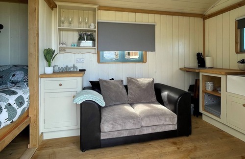 Tan-y-groes Cabina | The Shepherds Hut Glyncoch, Llangrannog