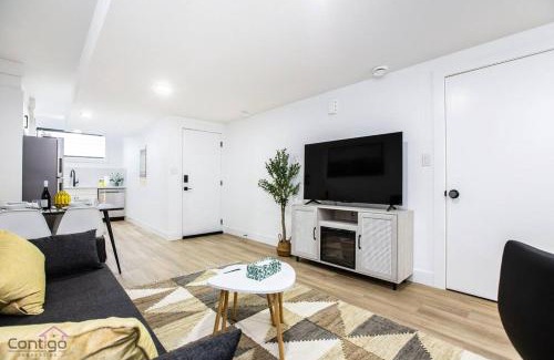 Jasper Place Casa | The Sherwood, AirCon, Near WEM & DT, Sleeps 10!