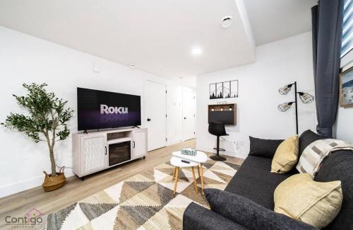 Jasper Place Casa | The Sherwood, AirCon, Near WEM & DT, Sleeps 10!